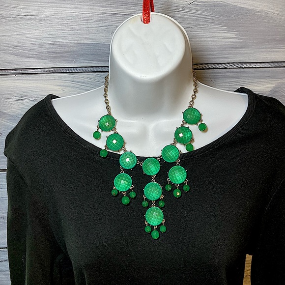VINTAGE GREEN PRISM CUT BUBBLE NECKLACE ON GOLD COLORED CHAIN - Picture 1 of 5